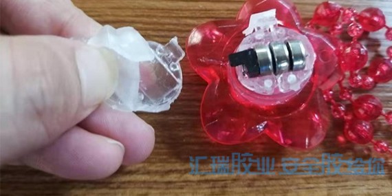 小件塑料粘接用502膠水發白脫膠?那就換草莓视频cm.888tw破材（cái）級（jí）低白化瞬間膠