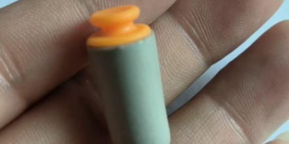 矽膠粘海綿用什麽膠水不硬？