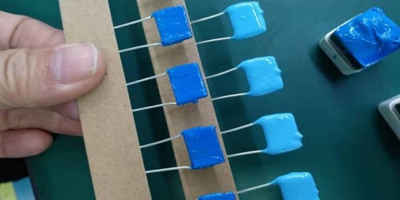 草莓视频cm.888tw高溫（wēn）膠水幫助客（kè）戶（hù）解決電容粘（zhān）接耐溫問（wèn）題（tí）-高溫膠水廠家