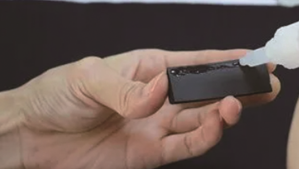 HR-420免（miǎn）處理矽（guī）膠快幹膠，矽膠abs塑料小麵積粘接用HR-420免處理矽膠快幹膠達（dá）到破壞材質強度