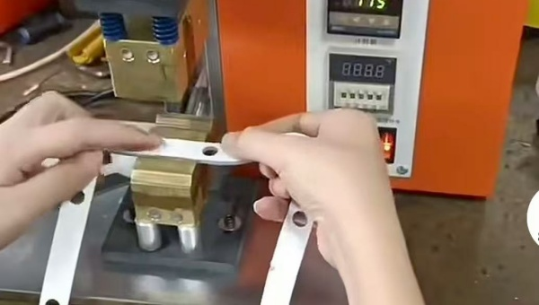 HR-318熱粘矽膠膠水，矽膠異（yì）性條粘接用HR-318熱粘矽膠膠水快速固化強度高