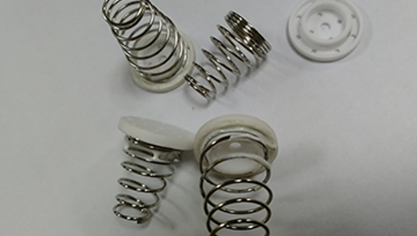 陶（táo）瓷粘金屬（shǔ）